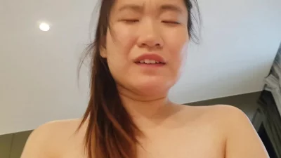 32岁少妇性爱自拍，白嫩大奶子，圆润坚挺后入水汪汪