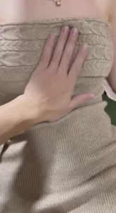 极品身材美女，奶头真的粉嫩